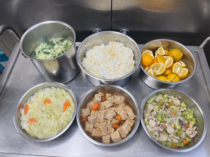 午餐：★(健康小米飯)、沙茶凍豆腐、鮮菇百匯、季節時蔬、時菜蛋花湯、四季水果