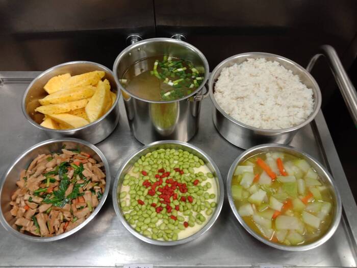 午餐：★(高纖麥片飯)、韭香炒豆干、雙色蒸蛋、季節時蔬、鮮採菇菇湯、四季水果