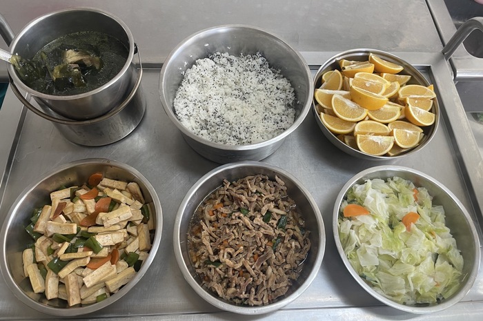2025/01/14午餐：(香香芝麻飯)、古都肉燥、青椒炒干片、季節時蔬、海芽排骨湯、四季水果