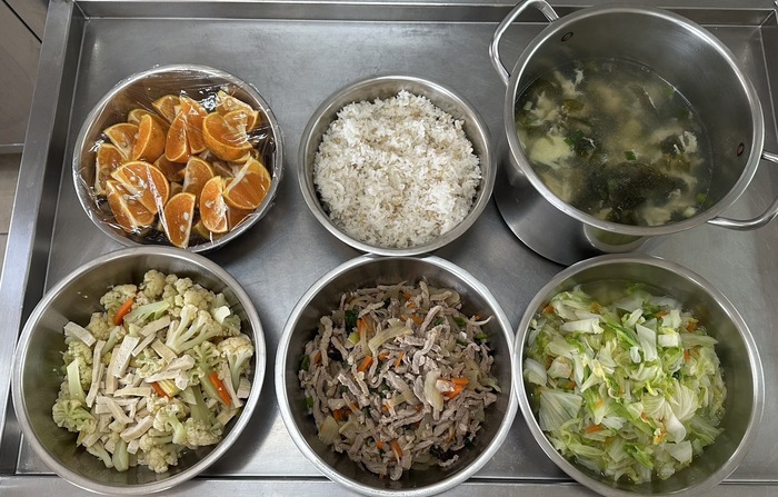 午餐：(小薏仁飯)、打拋豬、花椰玉筍干丁、季節時蔬、紫菜蛋花湯、四季水果2025/01/23