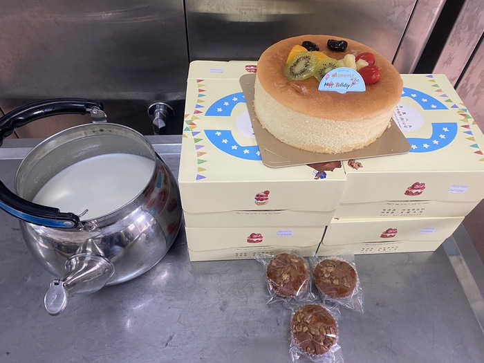 早點：生日蛋糕+牛奶