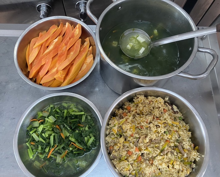 午餐：南瓜四色肉絲燜飯、季節時蔬、海菜嫩腐湯、四季水果