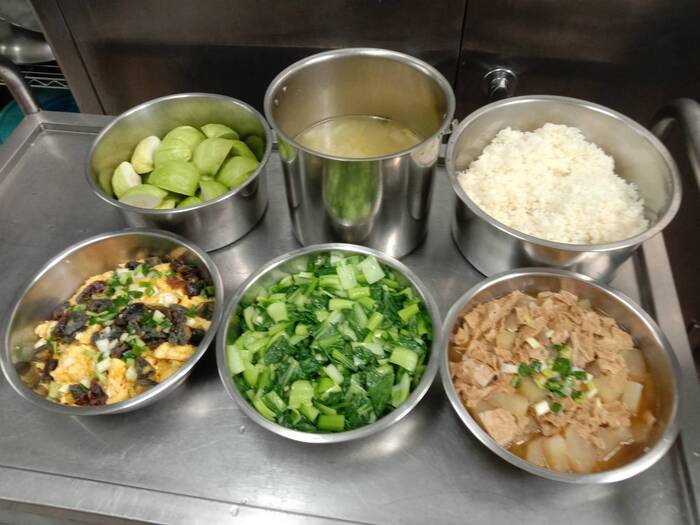 午餐：(健康小米飯)、豆皮燜冬瓜、三色炒蛋、季節時蔬、味噌蔬菜湯、四季水果