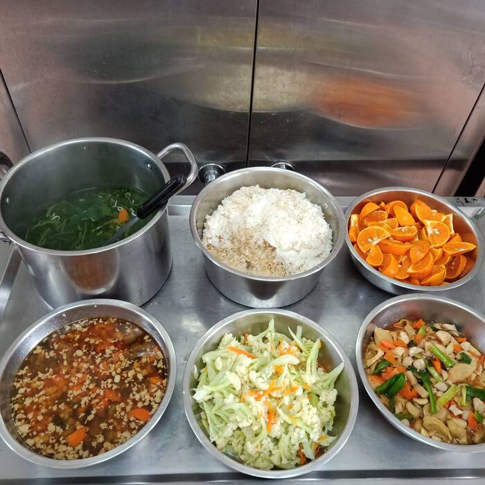 午餐：(營養糙米飯)、瓜仔肉、鮑菇燒麵腸、季節時蔬、時菜銀魚湯、四季水果