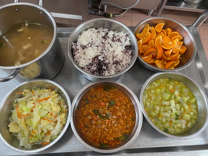 午餐：(養生紫米飯)、打拋豬、蛋香炒什香菜、季節時蔬、芹香腐皮湯、四季水果