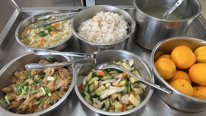 午餐：(燕麥飯)、蜜汁麵腸、炒什錦季節時蔬、冬瓜排骨湯、四季水果