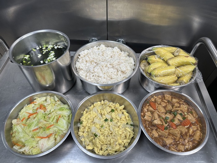午點：(高纖麥片飯)、麻婆豆腐、洋蔥炒蛋、季節時蔬、薑絲海芽湯、四季水果
