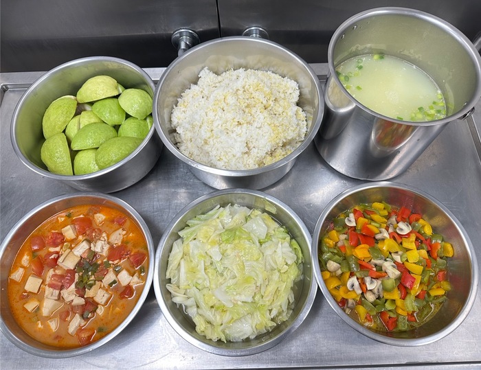 午餐：(健康小米飯)、茄汁嫩腐、蘑菇彩椒、季節時蔬、蛋花湯、四季水果