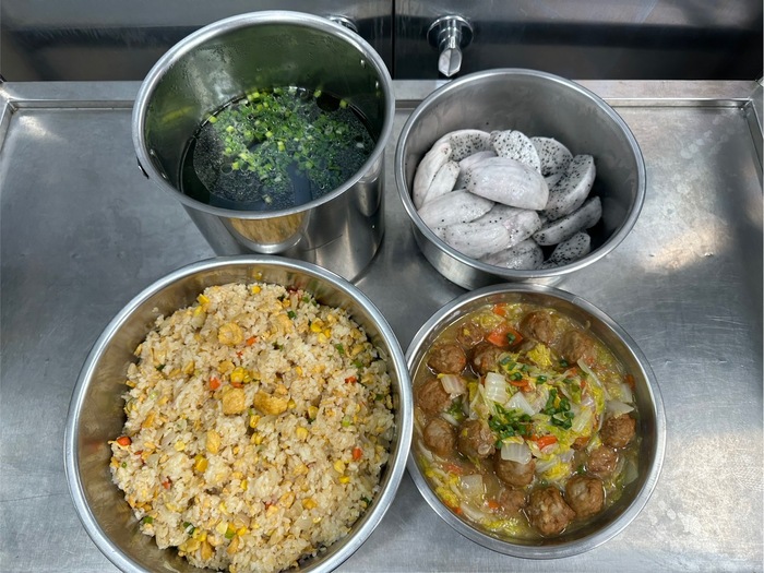 午餐：蔥香蛋炒飯、包白煨獅子頭、薑絲海芽湯、四季水果2024/08/05