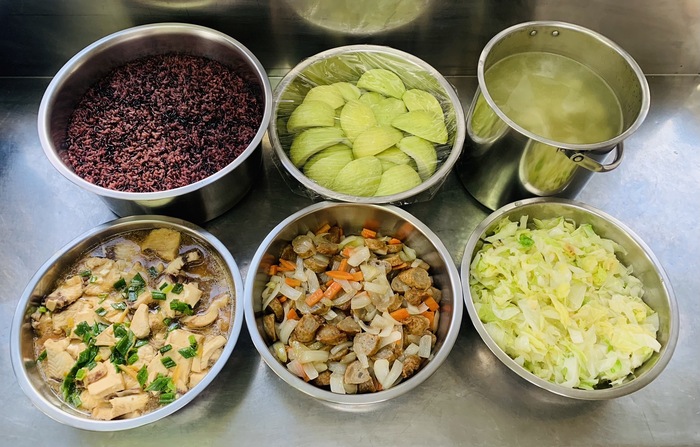 午餐：(養生紫米飯)、豆腐蒸魚、茄汁甜條、季節時蔬、健康花菜湯、四季水果