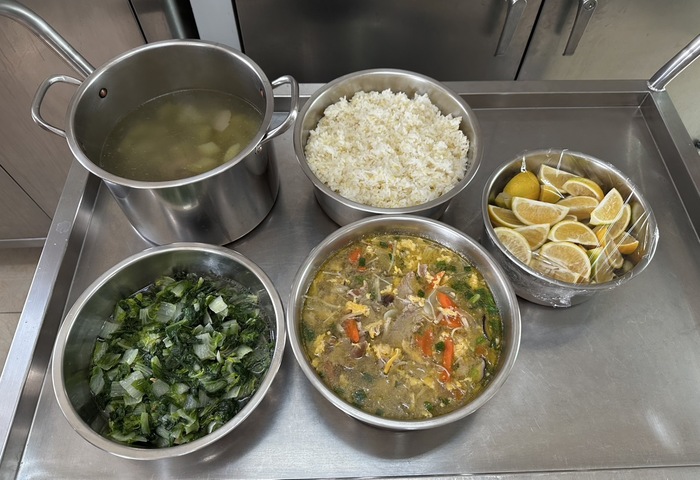 午餐：(高纖麥片飯)、爆炒干丁、雙菇鮮燴、季節時蔬、紫菜蛋花湯、四季水果2024/12/16