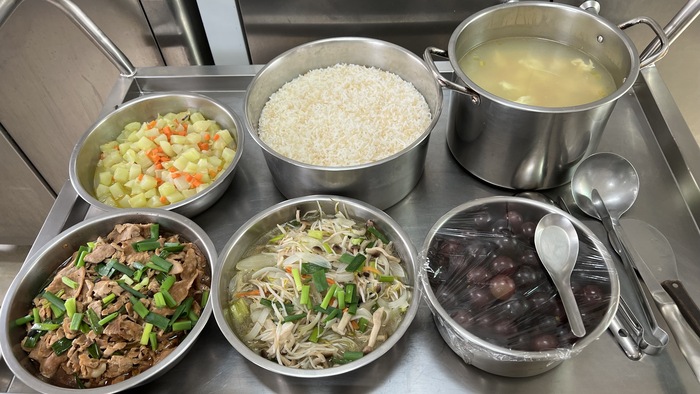 午餐：(營養糙米飯)、豉汁肉片、銀芽炒菇、季節時蔬、柴魚蛋花湯、四季水果