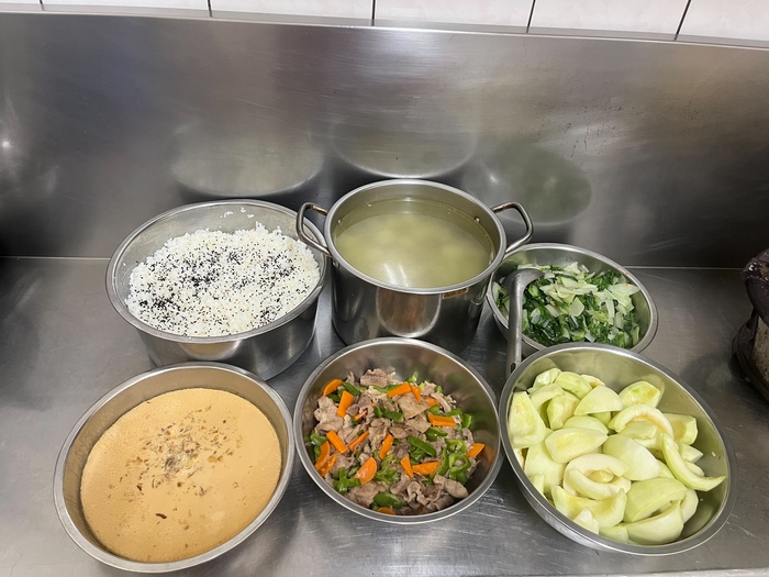 午餐：香香芝麻飯、滑溜肉片、魚香蒸蛋、季節時蔬、青木瓜雞骨湯、四季水果