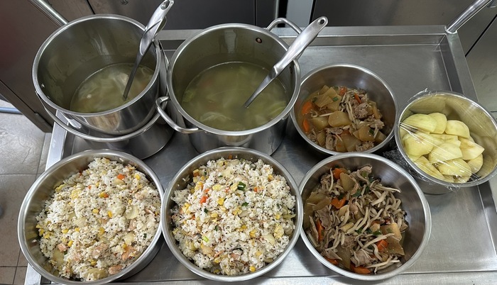 2024/9/20午餐：鮭魚蛋炒紅藜飯、日式肉片佃煮、蔬菜排骨湯、四季水果2024/9/20
