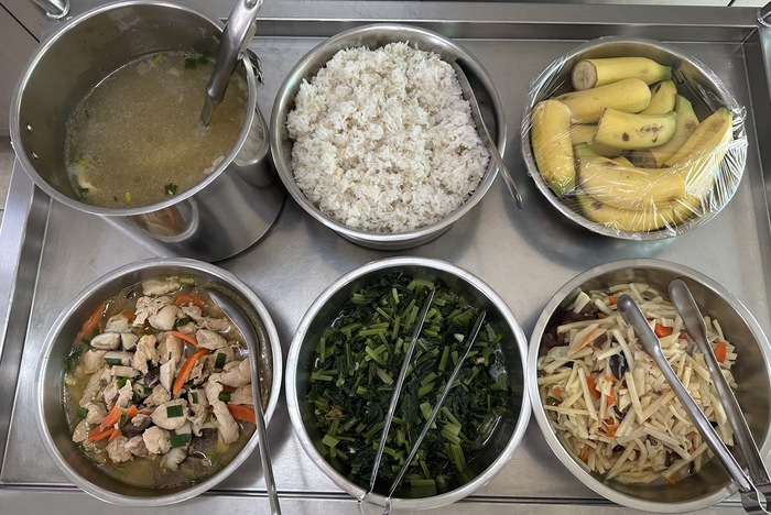 午餐：(小薏仁飯)、鮮菇雞片、開陽鮮筍、季節時蔬、肉絲蛋花湯、四季水果