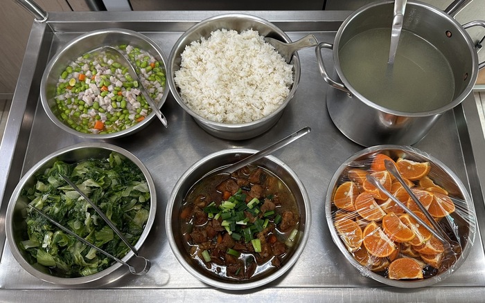 午餐：(營養糙米飯)、傳統焢肉、芋丁燴炒、季節時蔬、冬瓜排骨湯、四季水果