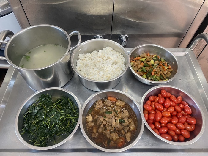 午餐：(小薏仁飯)、紅燒肉、彩蔬甜條、季節時蔬、結頭菜雞骨湯、四季水果