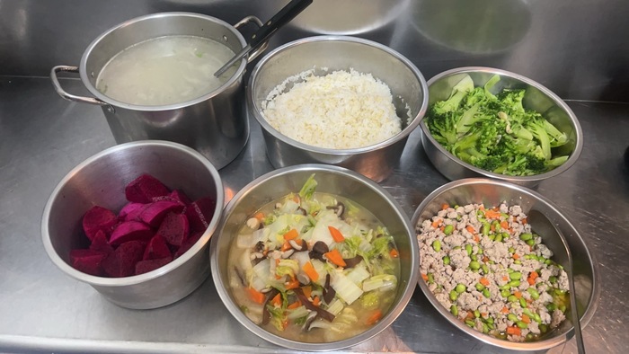午餐：(健康小米飯)、毛豆炒絞肉、白菜滷、季節時蔬、洋芋排骨湯、四季水果2024/10/24