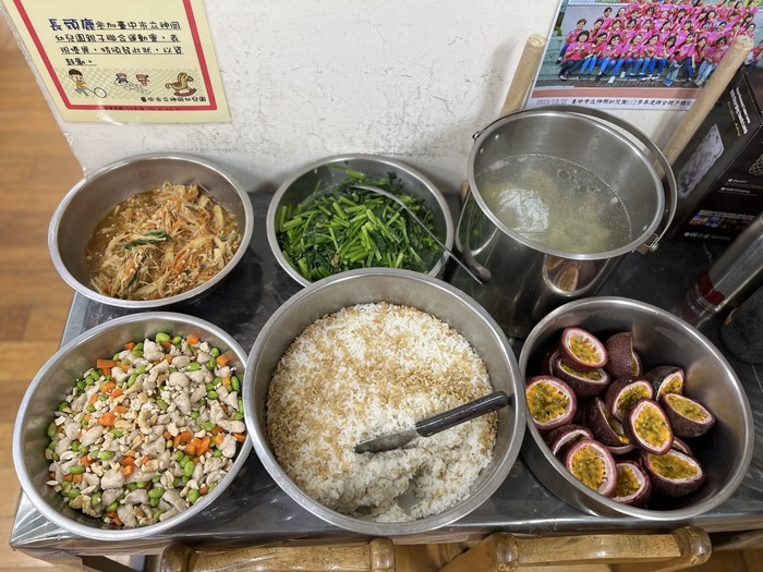 2025/01/16午餐：(燕麥飯)、腰果毛豆雞丁、塔香滷金針菇、季節時蔬、花菜肉絲湯、四季水果2025/01/16