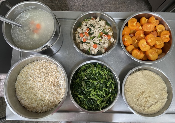 午餐：(營養糙米飯)、金菇燒雞、干貝蒸蛋、季節時蔬、豆薯排骨湯、四季水果