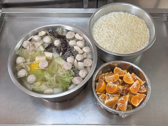 午餐：(營養糙米飯)、圍爐火鍋、四季水果