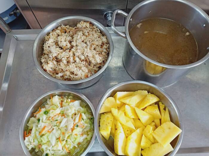 午餐：紅藜肉絲油飯、季節時蔬、甘味雞湯、四季水果