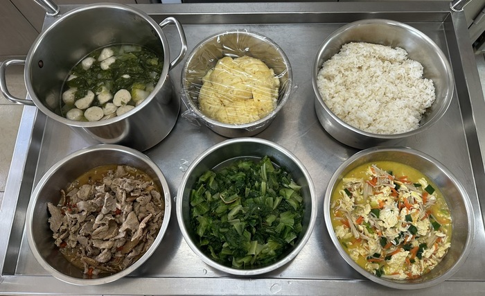 午餐：(營養糙米飯)、麻香炒肉片、金菇滑蛋、季節時蔬、青菜魚丸湯、四季水果2024/12/20