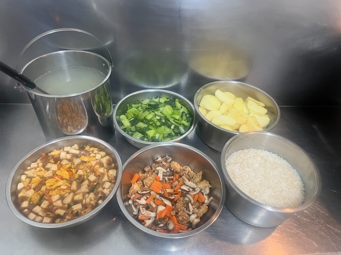 午餐：(健康小米飯)、蒜香雞丁、雞蛋煲豆腐、季節時蔬、蒲仔排骨湯、四季水果