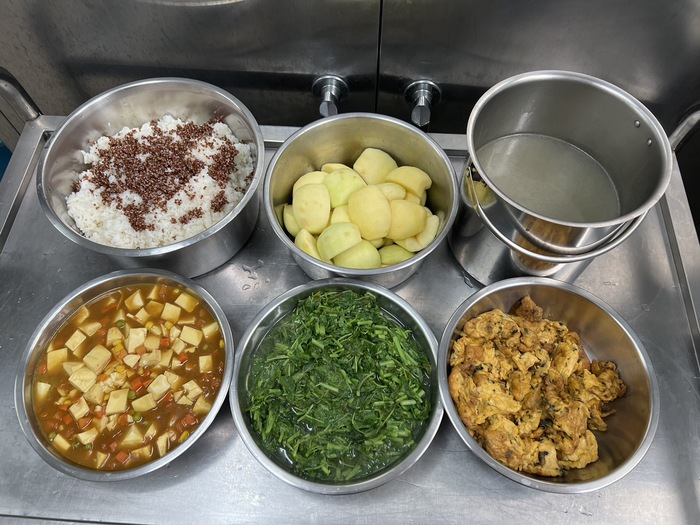 午餐：★(紅藜飯)、咖哩豆腐、塔香煎蛋、季節時蔬、牛蒡腰果湯、四季水果