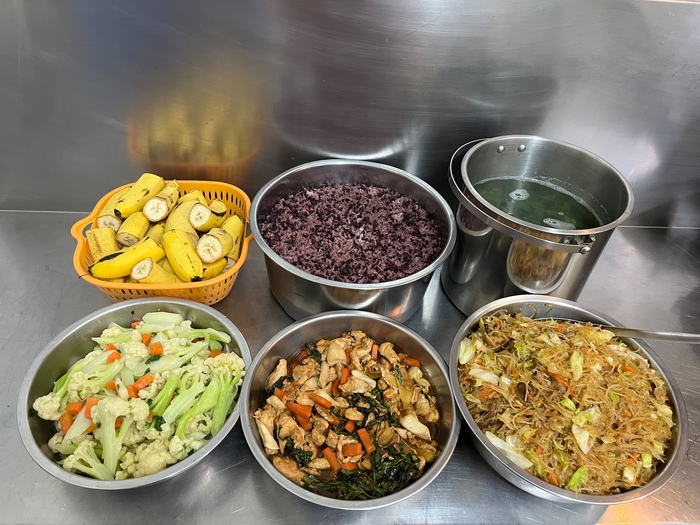 午餐：(養生紫米飯)、三杯雞、螞蟻上樹、季節時蔬、丁香蔬菜湯、四季水果