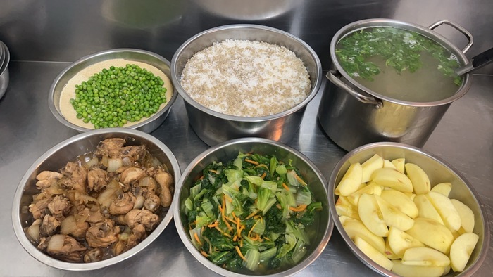 午餐：(小薏仁飯)、照燒雞腿肉、青豆蒸蛋、季節時蔬、結頭菜排骨湯、四季水果