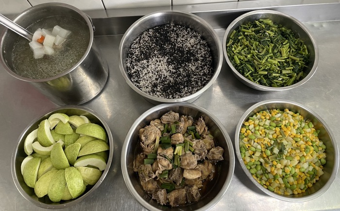 午餐：(香香芝麻飯)、滷雞腿肉、毛豆玉米、季節時蔬、蘿蔔排骨湯、四季水果