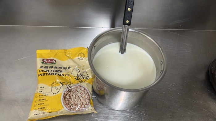 早點：大燕麥片+牛奶