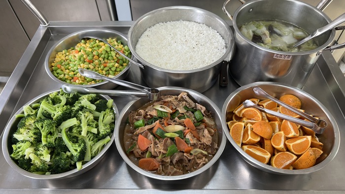 午餐：紅藜飯、回鍋肉片、毛豆玉米、季節時蔬、包白什錦湯、四季水果