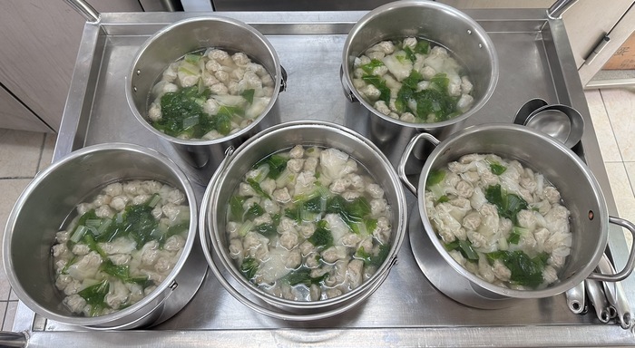 早點：鮮肉餛飩湯