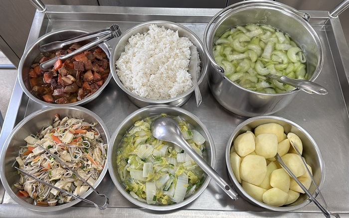 午餐：(營養糙米飯)、傳統焢肉、銀芽什錦、季節時蔬、鮮味絲瓜湯、四季水果
