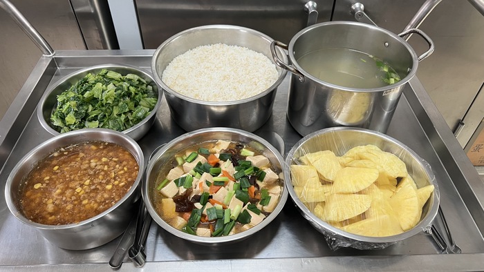 午餐：(營養糙米飯)、玉米炒絞肉、家常豆腐、季節時蔬、芹香洋芋湯、四季水果
