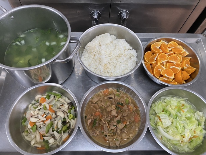 午餐：(營養糙米飯)、青蒜燒肉片、彩蔬炒鮮菇、季節時蔬、青菜豆腐湯、四季水果2025/02/12