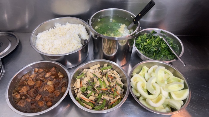 午餐：(健康小米飯)、冰糖焢肉、青椒丁香干片、季節時蔬、蔬菜蛋花湯、四季水果