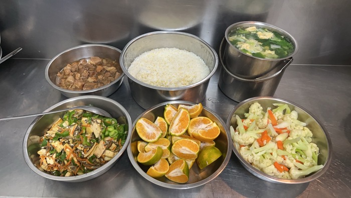 午餐：(健康小米飯)、冰糖焢肉、青椒丁香干片、季節時蔬、蔬菜蛋花湯、四季水果2024/11/21