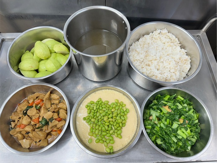 午餐：★(高纖麥片飯)、塔香燒麵腸、青豆蒸蛋、季節時蔬、牛蒡腰果湯、四季水果2024/11/25