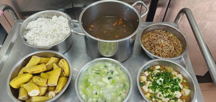 午餐：薑炒肉絲、鮮菇豆腐煲、季節時蔬、牛蒡腰果湯、四季水果