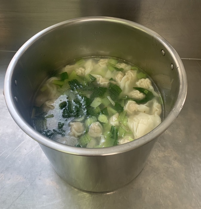 早點：鮮肉餛飩湯