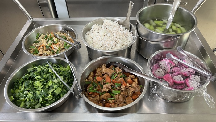 午餐：(紅藜飯)、傳統焢肉、銀芽什錦、季節時蔬、鮮味絲瓜湯、四季水果