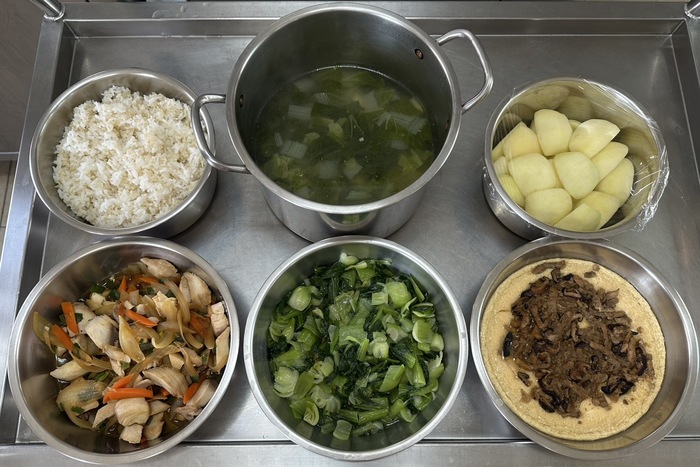 午餐：(營養糙米飯)、蔥炒魚片、肉燥蒸蛋、季節時蔬、青菜嫩腐湯、四季水果2025/01/24