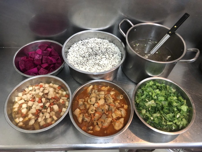 午餐：香香芝麻飯、茄汁魚、鮮菇嫩腐、季節時蔬、木須肉絲湯、四季水果