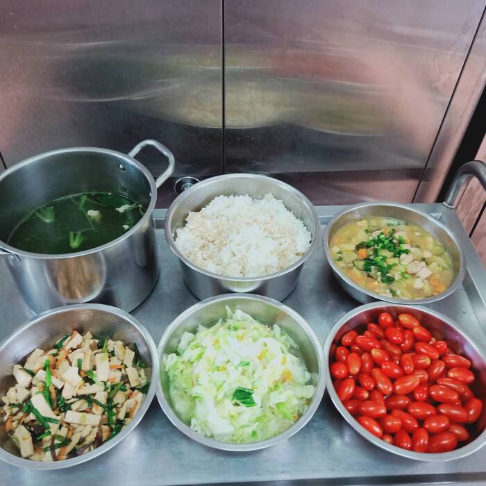 午餐：(營養糙米飯)、果蔬雞丁、韭香什錦、季節時蔬、蔬菜肉片湯、四季水果