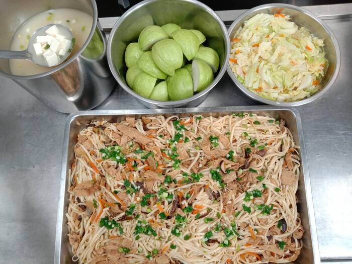 午餐：菩提蔬菜炒麵、季節時蔬、日式味噌湯、四季水果