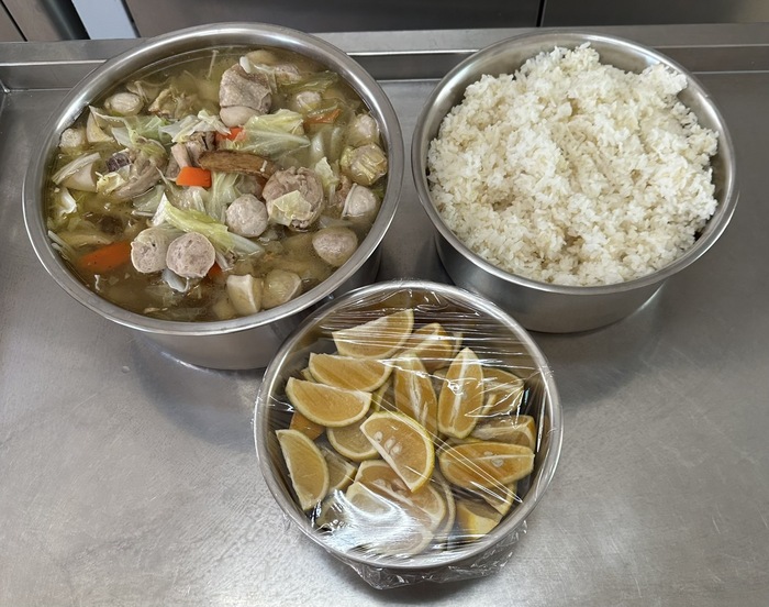 2024/12/6午餐：(營養糙米飯)、麻油雞鍋、貢丸、雙菇、高麗菜、四季水果2024/12/6