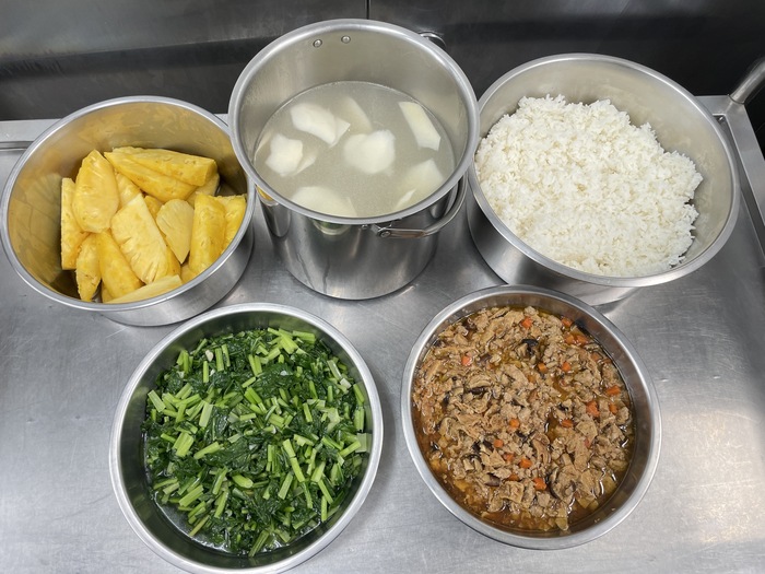 香菇肉燥飯、季節時蔬、時令蔬菜排骨湯、四季水果2025/08/04午餐